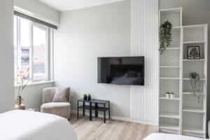 Et tv og/eller underholdning på Comfortable Room w Private Bathroom & Fast WiFi