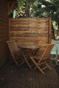 ル・ゴジエにあるLove Room Ô Fruit de la passionの木製テーブル、デッキ(椅子2脚付)