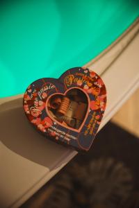 ル・ゴジエにあるLove Room Ô Fruit de la passionのハート型のおもちゃがベッドの上に置かれている