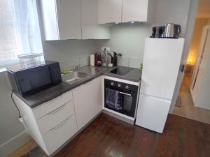 Kuchyň nebo kuchyňský kout v ubytování Les Vitraux sur les Remparts