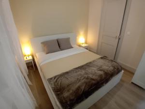 Postel nebo postele na pokoji v ubytování Les Vitraux sur les Remparts