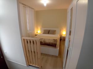 Postel nebo postele na pokoji v ubytování Les Vitraux sur les Remparts