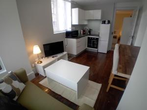 Kuchyň nebo kuchyňský kout v ubytování Les Vitraux sur les Remparts