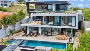 Πισίνα στο ή κοντά στο The Wave Villa - by LXRYHOME