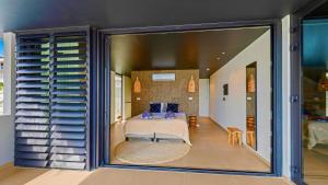 Ένα ή περισσότερα κρεβάτια σε δωμάτιο στο The Wave Villa - by LXRYHOME +23 φωτογραφίες