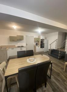 Kuchyň nebo kuchyňský kout v ubytování Gîte Brain de nuit