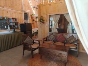 a living room with a couch and a table at MOre home 2 - ngôi nhà nghĩ dưỡng tại Đà Lạt in Da Lat