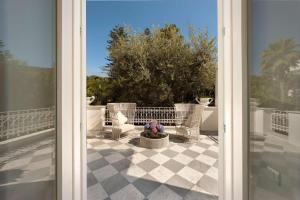 En balkon eller terrasse på Villa Selenè by My Villa Collection