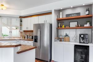 Kuchyň nebo kuchyňský kout v ubytování Upscale villa in gated community beach access Yari