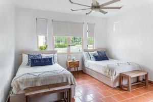 Postel nebo postele na pokoji v ubytování Upscale villa in gated community beach access Yari