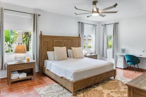 Postel nebo postele na pokoji v ubytování Upscale villa in gated community beach access Yari