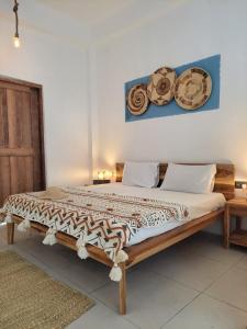 En eller flere senge i et værelse på Private 8 Sleeper Waterfall Villa with private garden and cascading waterfall pool in Paje Zanzibar Prime location steps to Paje beach shops bars & restaurants WIFI AC TV