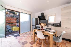 Køkken eller tekøkken på L'Appartement Cinto - Proche de L'île Rousse