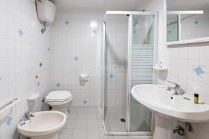 un bagno con wc, lavandino e doccia di Silver Bay Apartments a Porto Cesareo Altre 26 foto