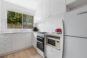 Køkken eller tekøkken på Narrabeen Nook - Easy Living between Beach & Lagoon