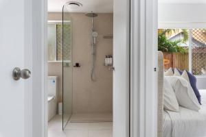 Et badeværelse på Narrabeen Nook - Easy Living between Beach & Lagoon + 10 billeder