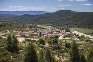 eine Luftansicht einer Kleinstadt in den Bergen in der Unterkunft La Quinta Terra Alta Matarraña in Caseras