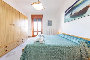 una camera da letto con un letto con un copriletto blu di Silver Bay Apartments a Porto Cesareo