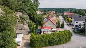 eine kleine Stadt mit Häusern und einer Straße mit Autos in der Unterkunft Nordic Elegance Villa in Uddevalla