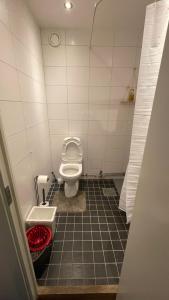 Koupelna v ubytování Independent Cozy apartment in husby + 39 fotografií