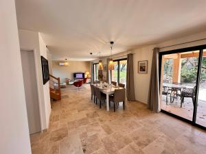 un soggiorno con un tavolo e una sala da pranzo di Gîte du Causse d'Autoire ad Autoire