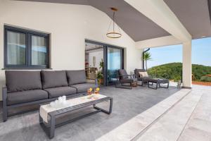 een woonkamer met een bank en een tafel bij Villa Mantis by Briskva in Martina