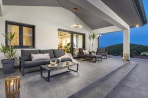 een woonkamer met een bank en een tafel bij Villa Mantis by Briskva in Martina +35 foto's