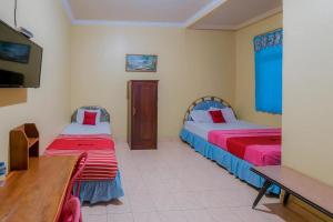 Postel nebo postele na pokoji v ubytování RedDoorz near Mangrove Forest Kupang