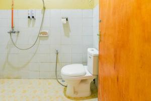 Koupelna v ubytování RedDoorz near Mangrove Forest Kupang