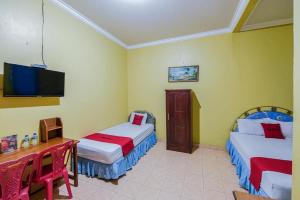Postel nebo postele na pokoji v ubytování RedDoorz near Mangrove Forest Kupang + 4 fotografie