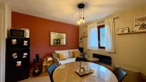 a living room with a table and a couch at Flor de Hielo in Candanchú