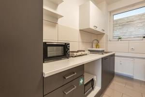 eine Küche mit einer Mikrowelle auf der Arbeitsplatte in der Unterkunft MK Apartments Delmenhorst nähe Bremen 3 in Delmenhorst