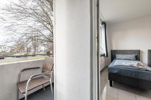 ein kleines Schlafzimmer mit einem Bett und einem Fenster in der Unterkunft MK Apartments Delmenhorst nähe Bremen 3 in Delmenhorst