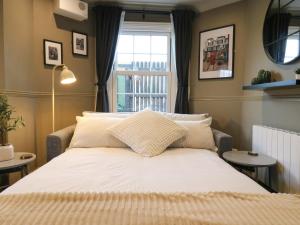 En eller flere senge i et værelse på 1A Coastguard Cottages