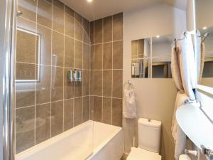 Et badeværelse på 1A Coastguard Cottages + 29 billeder