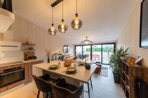 Kuchyň nebo kuchyňský kout v ubytování Le Picasso - A 10 min de La Rochelle + 8 fotografií