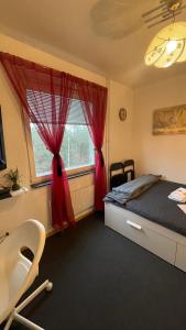 Postel nebo postele na pokoji v ubytování Independent Cozy apartment in husby