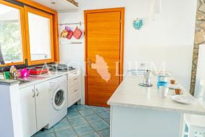 a kitchen with a washing machine and a washer at Villa Giglio Rosso in Campese