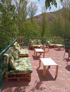 un patio con divani e tavoli su un balcone di Camping Las Aguas 