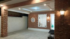 een kamer met een bakstenen muur en een raam bij Home sweet home in Abbottābād