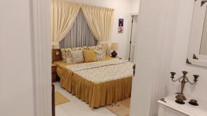 een slaapkamer met een bed en een raam bij Home sweet home in Abbottābād