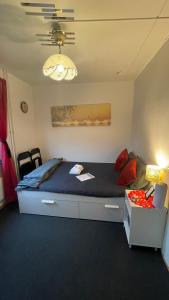 Postel nebo postele na pokoji v ubytování Independent Cozy apartment in husby