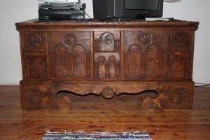 d'une armoire en bois avec une télévision au-dessus du parquet. dans l'établissement Bruggerhaus, à Schöder