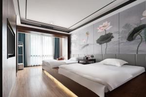 Postel nebo postele na pokoji v ubytování Sanya Weilan Homestay - Dadonghai Luhuitou Scenic Area Branch