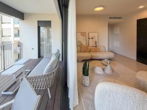 Et opholdsområde på MAMAD Brand New with Terrace next to Park by FeelHome + 8 billeder