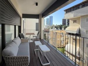 En balkon eller terrasse på MAMAD Brand New with Terrace next to Park by FeelHome