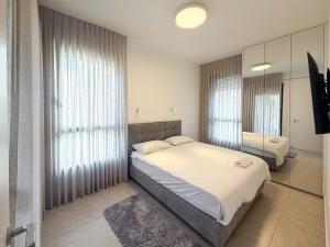 En eller flere senge i et værelse på MAMAD Brand New with Terrace next to Park by FeelHome