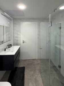 Et badeværelse på MAMAD Brand New with Terrace next to Park by FeelHome