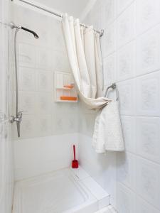 un bagno con doccia con tenda da doccia di Live La Jaca Rinconcito de Chicha a La Jaca