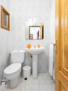 un bagno bianco con un water e un lavandino di Live La Jaca Rinconcito de Chicha a La Jaca Altre 27 foto